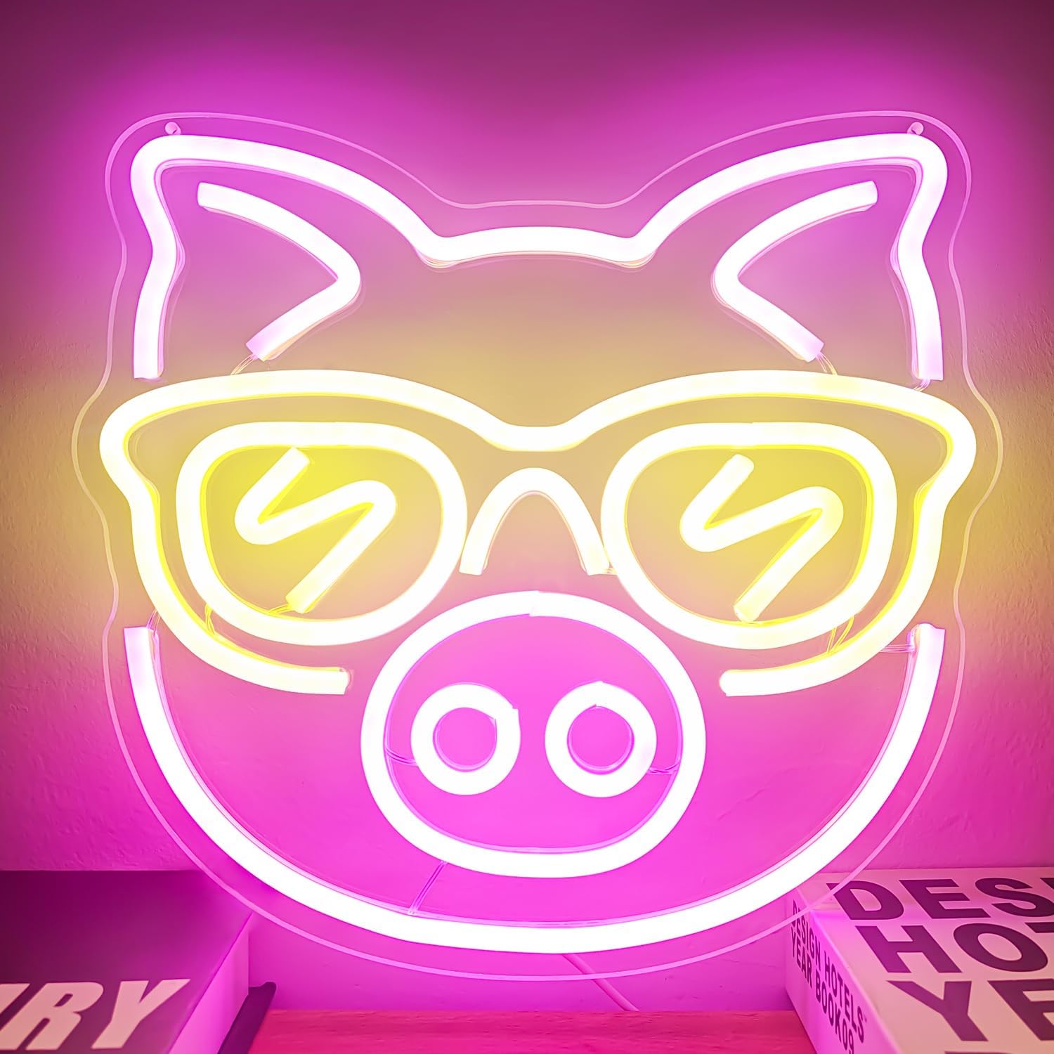 Pink Pig with Yellow Glasses N - Outdoor Lighting Decor Ideas recension och pris